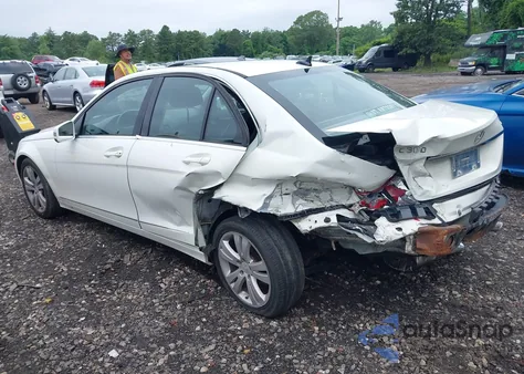 2010 Mercedes-Benz C 300 Luxury 4Matic/Sport 4Matic z USA, uszkodzony, nr VIN WDDGF8BB4AF465492